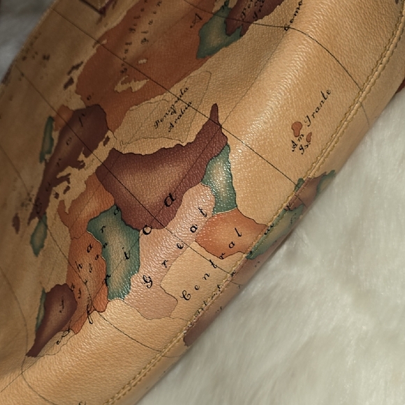 Love to Travel? Here's Your Map (Bag) - Picture 6 of 12